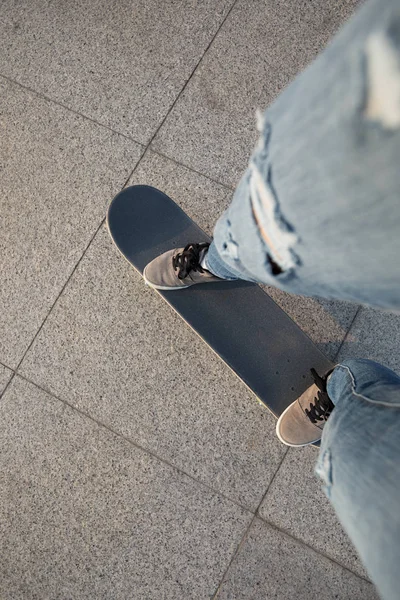 Pohled Dolů Pohled Nohy Skateboardista Koni Skateboard Městské Silnici — Stock fotografie