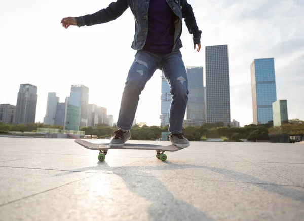 Stijlvolle Vrouw Skateboarden Bij Zonsondergang Stedelijk Centrum Van Chinese Stad — Stockfoto