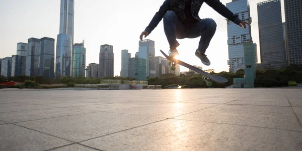 Stijlvolle Jonge Vrouw Skateboarden Bij Zonsondergang Het Centrum Van Chinese — Stockfoto