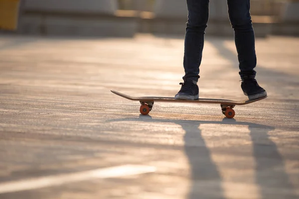 Benen Van Casual Vrouwelijke Skateboarder Skateboarden Bij Zonsopgang Stedelijke Stad — Stockfoto