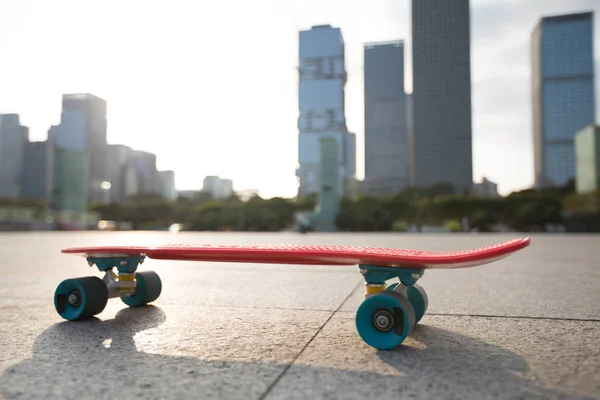 Červený Skateboard Městské Ulici Osvětlené Sluncem Městském Městě — Stock fotografie