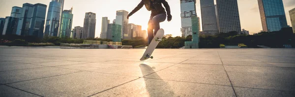 Vystřiženo Módní Ženské Skateboarding Při Západu Slunce Městském Centru Čínského — Stock fotografie