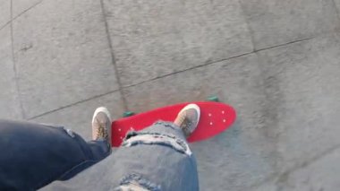 Şehir merkezinde gün doğumunda kaykay yapan sıradan bir bayanın görüntülerine bakıyorum.