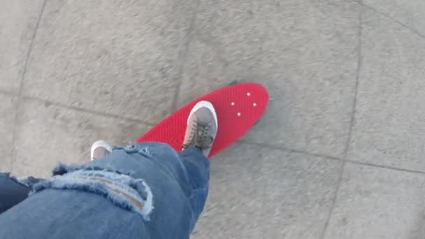 Olhando Para Baixo Imagens Skatista Feminino Casual Skate Placa Vermelha — Vídeo de Stock