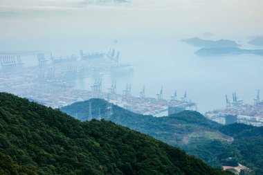 Shenzhen, Çin 'deki su ve tepelerle manzara ve şehir manzarası