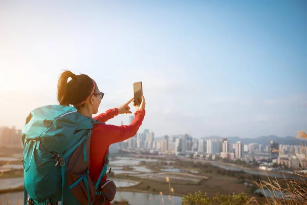 Female Hiker Taking Photo Smartphone Fishing Ponds Next Modern City — Stockfoto