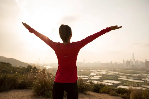 Cheering Female Hiker Standing Open Arms Mountains Next Modern City — Stock Photo, Image