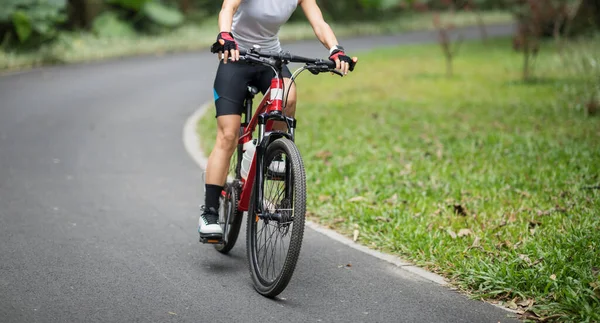 Gekropt Van Vrouwelijke Fietser Mountainbike Park — Stockfoto