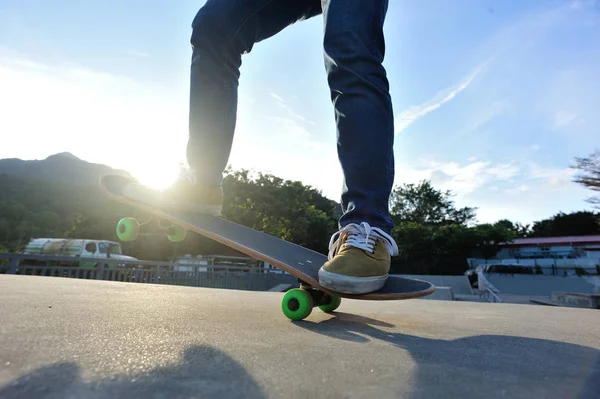 Patas Patinadora Femenina Jeans Zapatillas Skateboarding Skate Park Urbano — Foto de Stock