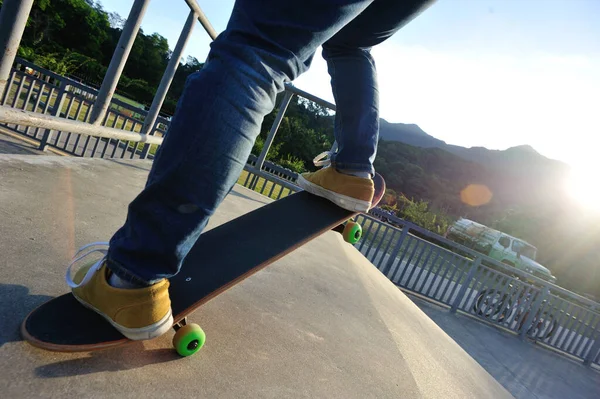 Patas Patinadora Femenina Jeans Zapatillas Skateboarding Skate Park Urbano — Foto de Stock