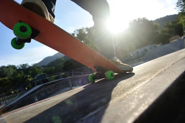 Beine Einer Skaterin Jeans Und Turnschuhen Beim Skateboarden Städtischen Skatepark — Stockfoto