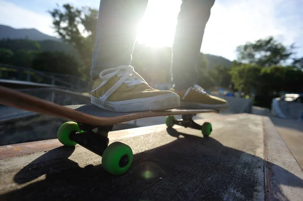 Nohy Ženské Bruslařky Džínách Tenisky Skateboarding Městském Skate Parku — Stock fotografie