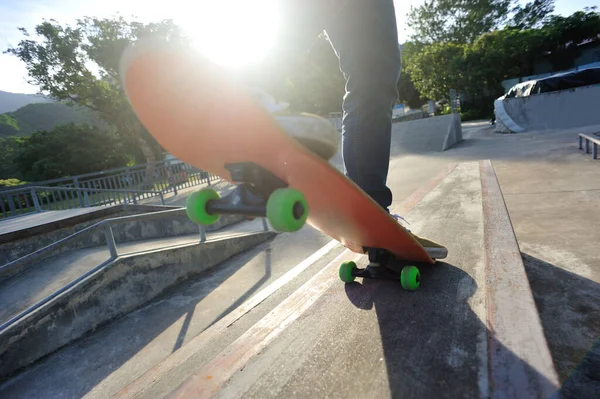 Poten Van Vrouwelijke Skater Jeans Sneakers Skateboarden Urban Skate Park — Stockfoto