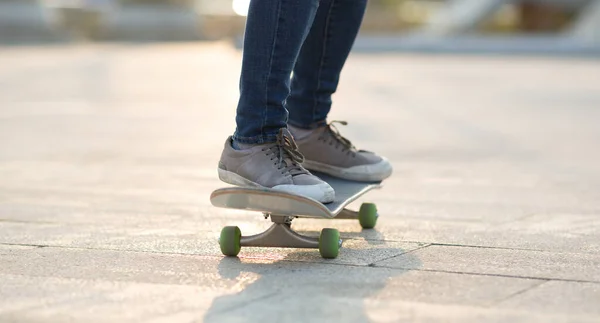 Niedrige Sektion Der Lässigen Skateboarderinnen Beim Sonnenaufgang Auf Dem Stadtplatz — Stockfoto