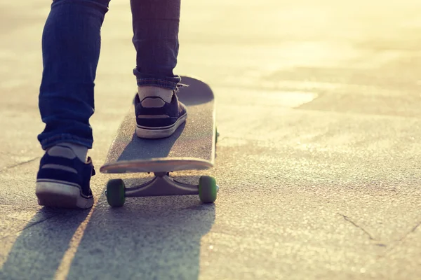 Laag Deel Van Casual Vrouwelijke Skateboarder Skateboarden Bij Zonsopgang Het — Stockfoto