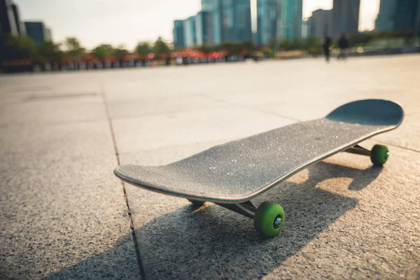 Single Skateboard Urban Street Illuminated Sunlight Urban City — 图库照片
