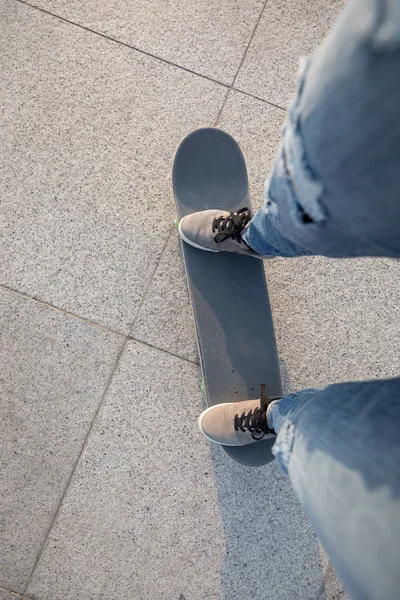 Pohled Dolů Ženské Nohy Skateboardu Ulici — Stock fotografie