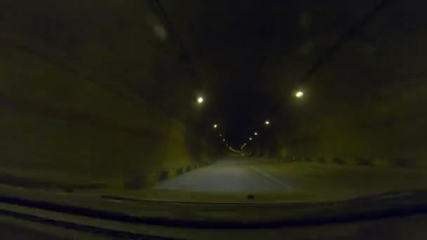 Fahrzeug Durchbricht Windschutzscheibe Eines Autos Das Sich Dunklem Tunnel Bewegt — Stockvideo