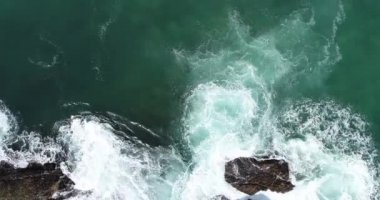 Hint Okyanusu 'ndaki kayaların kırılan su dalgalarının hava görüntüleri. 