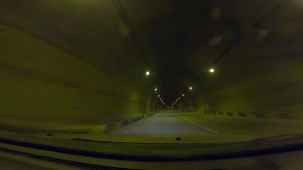 Voertuigbeelden Door Voorruit Van Een Auto Die Een Donkere Tunnel — Stockvideo