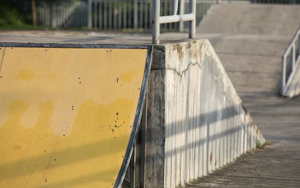 Oříznuté Žluté Prázdné Venkovní Skate Park Rampa — Stock fotografie