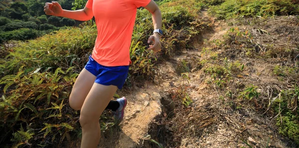 Kvinnliga Spår Löpare Jogging Nedförsbacke Bergssluttningen Tropisk Skog — Stockfoto