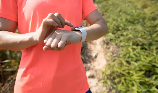 Trail Runner Ustawienie Smartwatch Przed Treningiem Tropikalnym Leśnym Szlaku Górskim — Zdjęcie stockowe