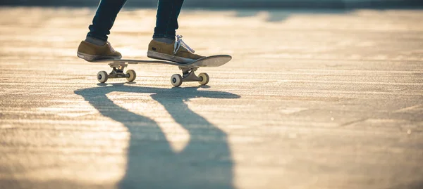 Låg Del Casual Kvinnliga Skateboardåkare Skateboard Vid Soluppgången Torget — Stockfoto