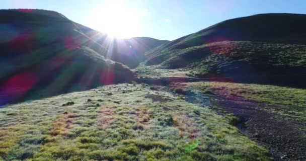 Güzel Çin Dağları Manzarasında Yeşil Çayırdaki Derenin Üzerinden Hava Manzarası — Stok video