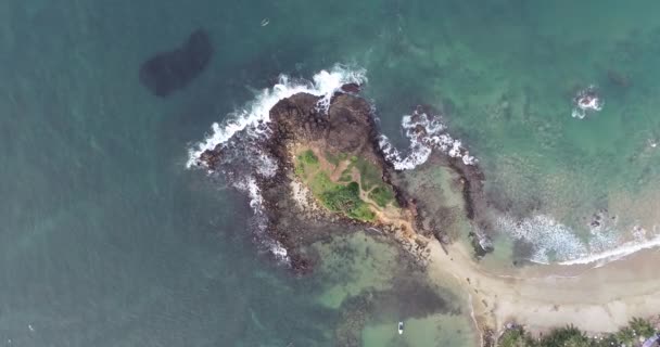Letecké Záběry Vln Vody Mytí Pobřeží Tropického Ostrova Indickém Oceánu — Stock video
