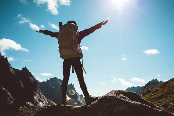 Cheering Female Hiker Backpack Enjoying View Sunrise Mountain Top Cliff — Stock fotografie