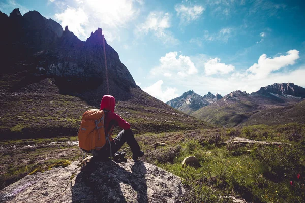 Senderista Sentada Sobre Rocas Montañas Gran Altitud — Foto de Stock