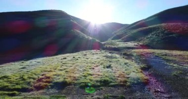 İnsansız hava aracı görüntüsü Çin 'in güzel dağlarında yeşil çayırlardaki derenin üzerinde.