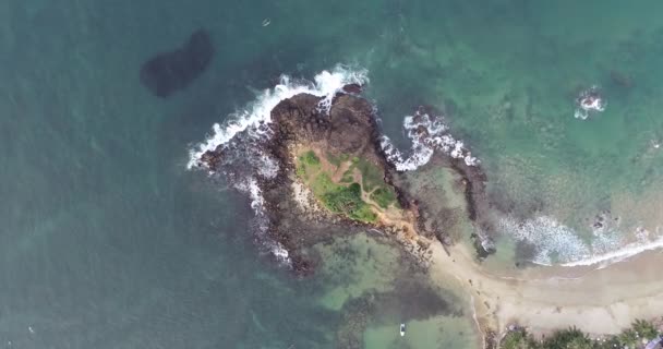 Filmato Aereo Delle Onde Acqua Che Lavano Costa Dell Isola — Video Stock