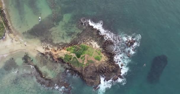 Imágenes Aéreas Las Olas Agua Que Lavan Costa Isla Tropical — Vídeo de stock