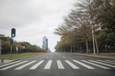 Shenzhen şehrinde Coronavirus salgını sırasında sokaklar bomboş.