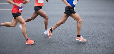 Şehir yolunda koşan üç kadın ve erkek maraton koşucusunu yaraladı.