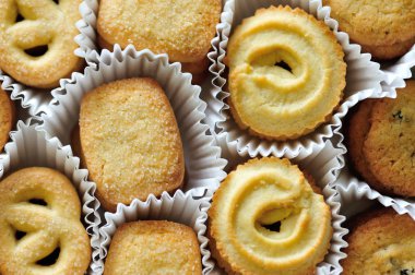 Kağıt bardaklarda geleneksel tereyağlı kurabiyeler, tam çerçeve