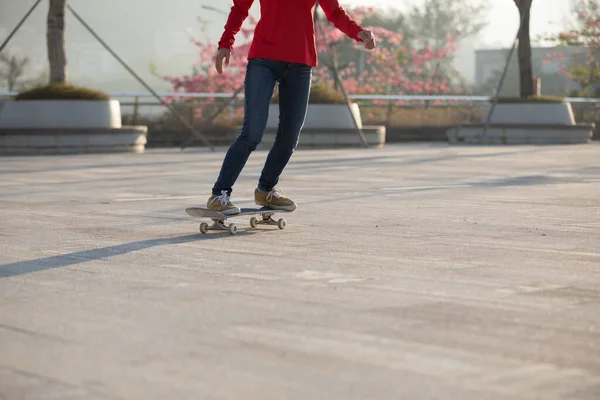 Laag Deel Van Skateboarder Skateboarden Park Stedelijke Stad — Stockfoto