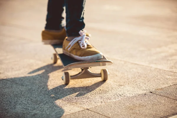 Ноги Скейтбордиста Скейтборде Парке Городе — стоковое фото