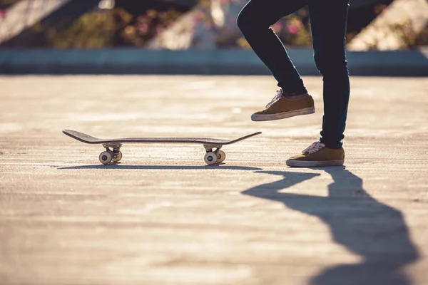 Poten Van Skateboarder Skateboarden Park Stedelijke Stad — Stockfoto