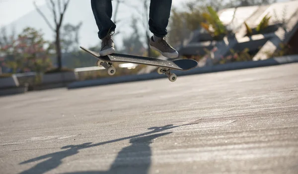 Beine Von Skateboardern Skateboarden Park Der Stadt — Stockfoto