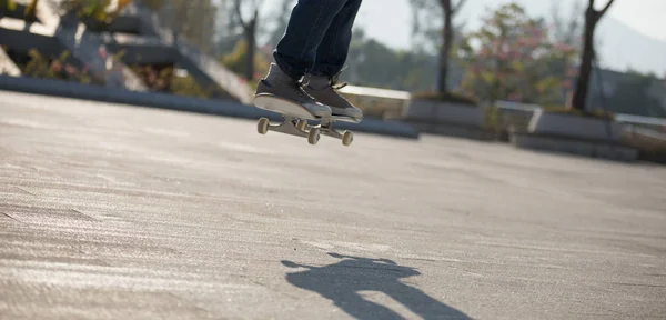 Piernas Skateboarder Patinaje Parque Ciudad Urbana — Foto de Stock