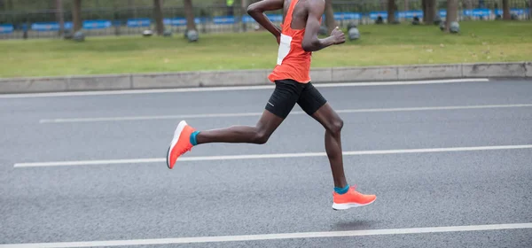 Uprawa Pojedynczego Afrykańskiego Maratończyka Biegającego Wyścigach Drogach Miejskich — Zdjęcie stockowe