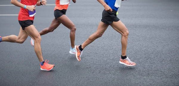 Przycięty Trzech Kobiet Mężczyzn Maratończyków Biegających Wyścigach Drodze Miejskiej — Zdjęcie stockowe