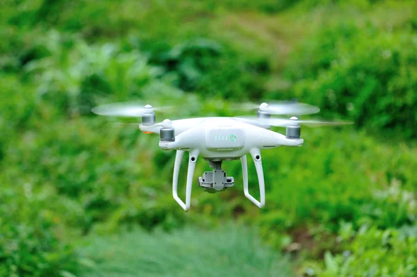 Fehér Drón Kamerával Repülő Zöld Vidéken — Stock Fotó