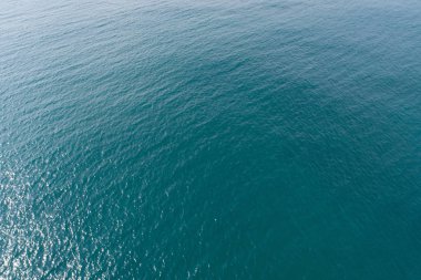 Deniz dalga yüzey dron havadan görünümü