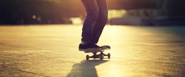 Gambe Skateboarder Equitazione Sulla Strada — Foto Stock