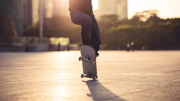 Onherkenbare Vrouwelijke Skateboarder Skateboarden Stad Bij Zonsondergang — Stockfoto