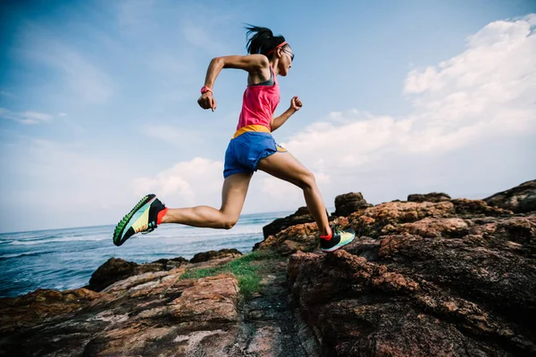 Jonge Fitness Vrouwelijke Trail Runner Rennen Naar Rotsachtige Bergtop Aan — Stockfoto
